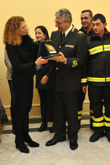 L’Avv. Rosaria Russo Valentini consegna la targa del Premio “Cuore di Roma” al Corpo dei Vigili del Fuoco