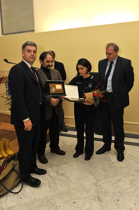 Nella foto Saveria Dandini de Sylva riceve la targa del Premio AACS di Roma