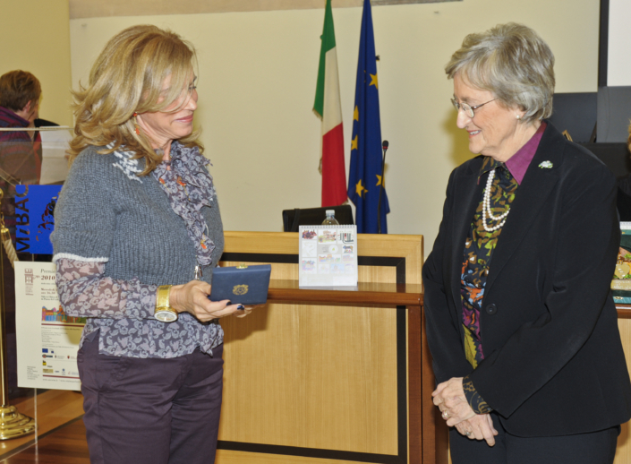 Arch. Galloni premia Prof.sa Bartorelli 2