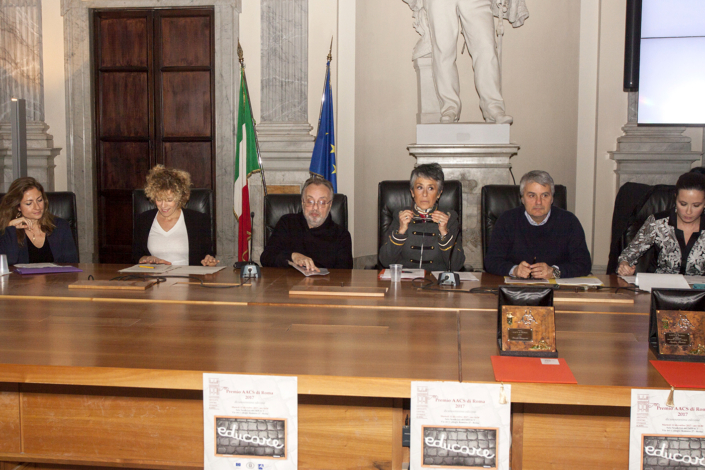 Al tavolo della cerimonia, da sinistra, Francesca Dell’Era, Cecilia Dazzi, Paolo Fallai, Elisabetta Grande, Filippo Nanni, Daiana Paoli