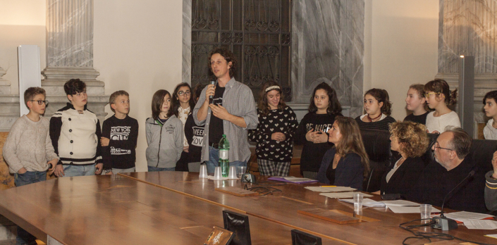 Il Mastro Davide Tamagnini con la sua classe della scuola elementare di Piomba