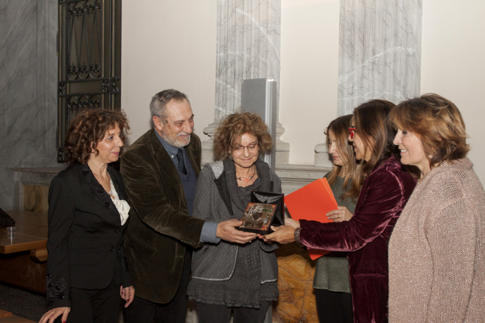 Il Premio Cuore di Roma ai bibliotecari Antonio Trimarco e Anna Taccone (secondo e terza da sinistra). A consegnare la targa (da sinistra nella foto), Rita Neri di e-Campus, Marcella e Francesca Conte, Lorenza Lei.