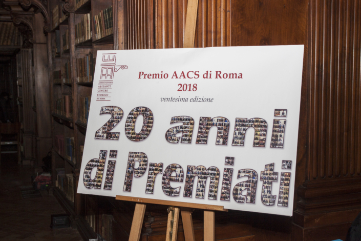 Vent’anni di storie e impegno. La scritta è composta con le foto di tutti i premiati