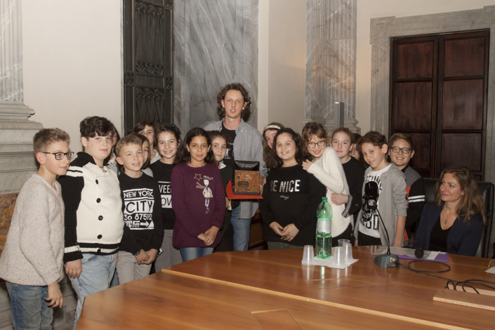 Davide Tamagnini, insegnante della Scuola elementare di Varallo Pombia, con sedici dei suoi alunni