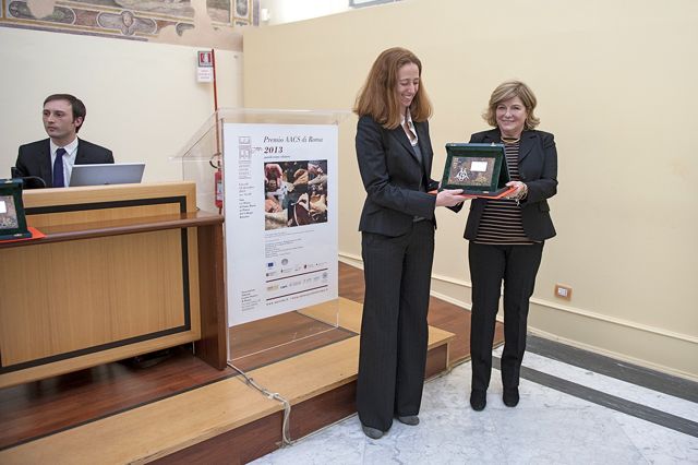 Nicoletta Alessi riceve il Premio Aacs da Laura Olivetti